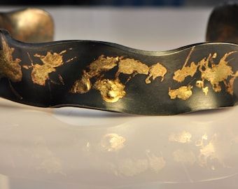 Schwarzes Manschettenarmband aus Sterlingsilber und 14K Gold, handgeschmiedet