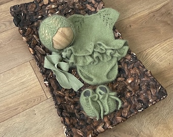 Grünes Baby-Strampler-Set aus Angora-Mischgewebe | Handgefertigtes Baby-Foto-Outfit | Strickmütze und Schühchen | Foto-Accessoire für Neugeborene | Geschenk für Mädchen