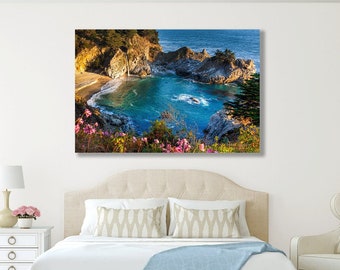 Lienzo grande de California, fotografía de Big Sur, foto de cascada, impresión de playa, cataratas McWay, decoración del hogar costero, azul marino, caprichoso, bellas artes