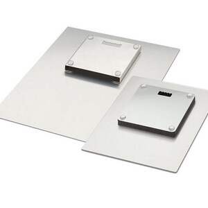 K&ouml;nnte beinhalten: Zwei Metallbilder mit Aufh&auml;ngevorrichtung auf der R&uuml;ckseite. Das gr&ouml;&szlig;ere Bild ist silberfarben und das kleinere Bild ist dunkelsilber.