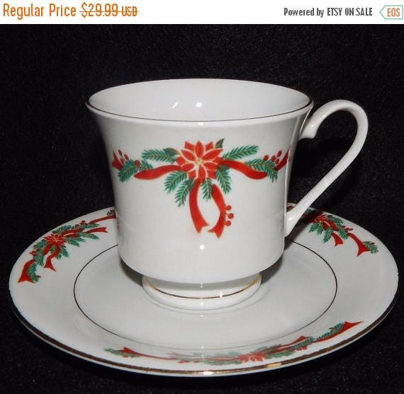 4 Fine China Christmas Cups /& 4 Saucers In The Poinsettia /& Ribbons Pattern