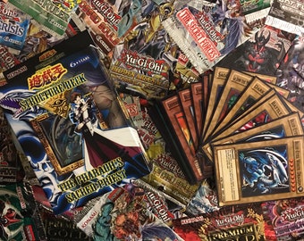 Op de afbeelding: Een verzameling Yu-Gi-Oh! trading cards, waaronder een Structure Deck: The Pharaoh's Sacred Priest, een pakje Hidden Arsenal en een pakje The Secret Forces. De kaarten zijn in een waaier vorm gerangschikt, met het Structure Deck in het midden.