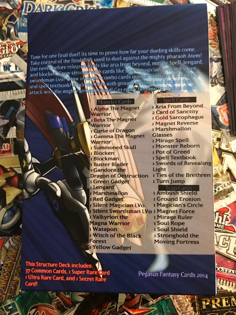 Puede incluir: Un dorso de carta azul y negro con una imagen de un guerrero sosteniendo una espada. El dorso de la carta tiene texto que dice "Time for one final duel! It's time to prove how far your dueling skills come. Take control of the final deck used to duel against the mighty pharaoh Atem!" y "This Structure Deck includes: 37 Common Cards, 1 Super Rare Card, 1 Ultra Rare Card, and 1 Secret Rare Card!"