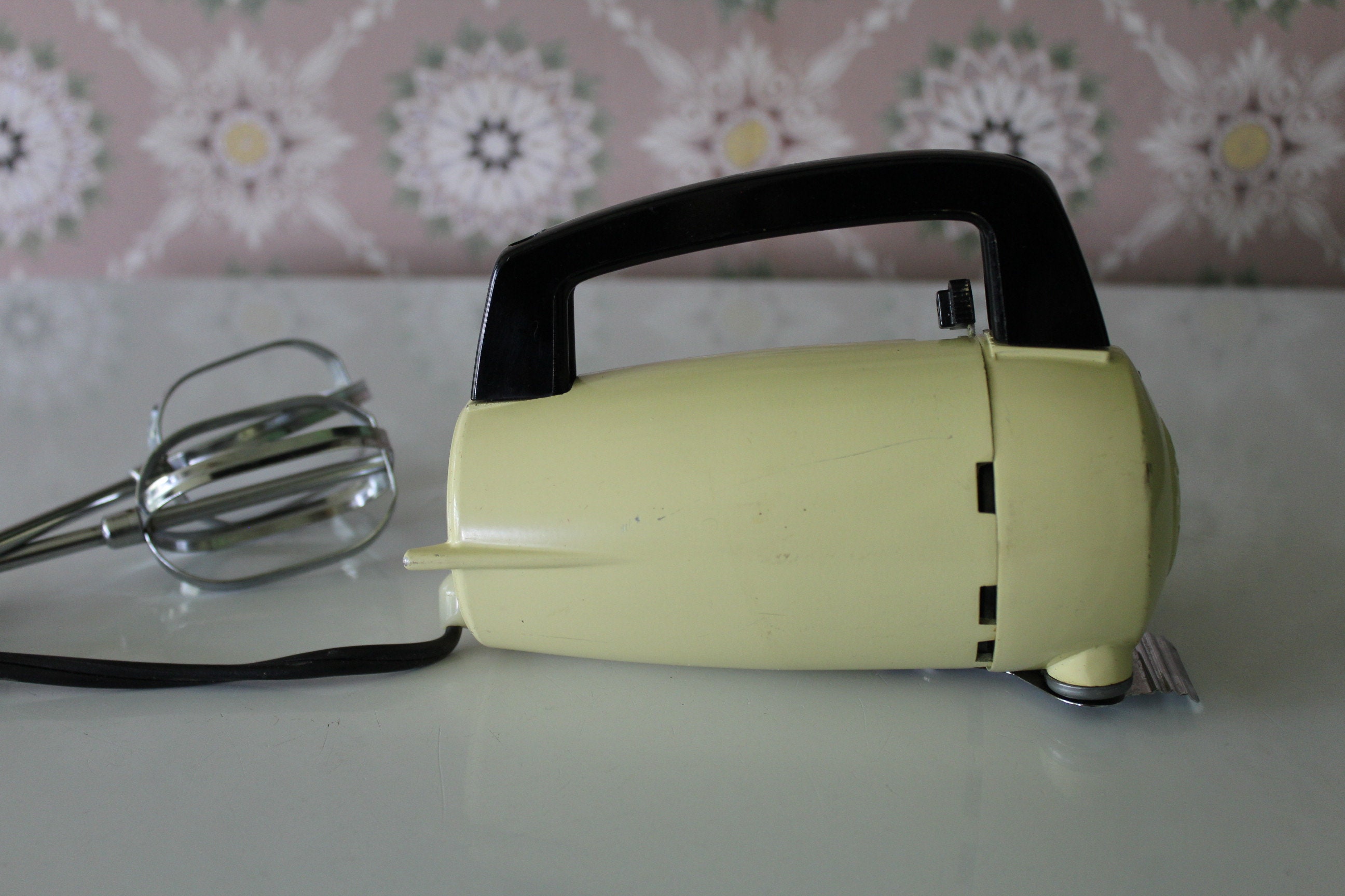 Vintage Electric Mixer Yellow Minimalist Working, Socialist Realism Style  in Kitchen Hand Mixer 1 Speed, Minimalist Mixer 80s Kitchen Supply 