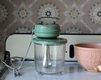 Depression Era Green Electric Mixer and Mixing Cup, Vintage Green Mixer and Measuring Cup, Working Electric Beater and Cup, Vidrio Mixer