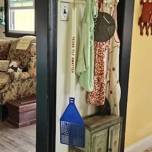 Vintage Giant Texas Fly Swatter, 36&quot; Funny Fly Swatter for Big Horse Flies in the Barn, Farm Kitchen Wall Hanging, 1970s Texas Souvenir