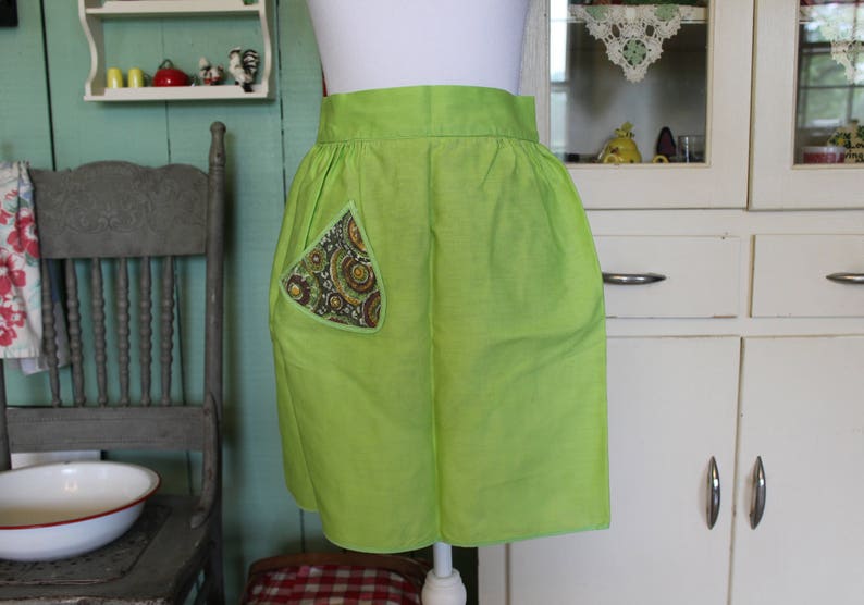 Retro Apron 1970s Mod Green Apron Vintage Apron for Your Retro Kitchen Two Sided Apron Reversible Avocado Green Half Apron