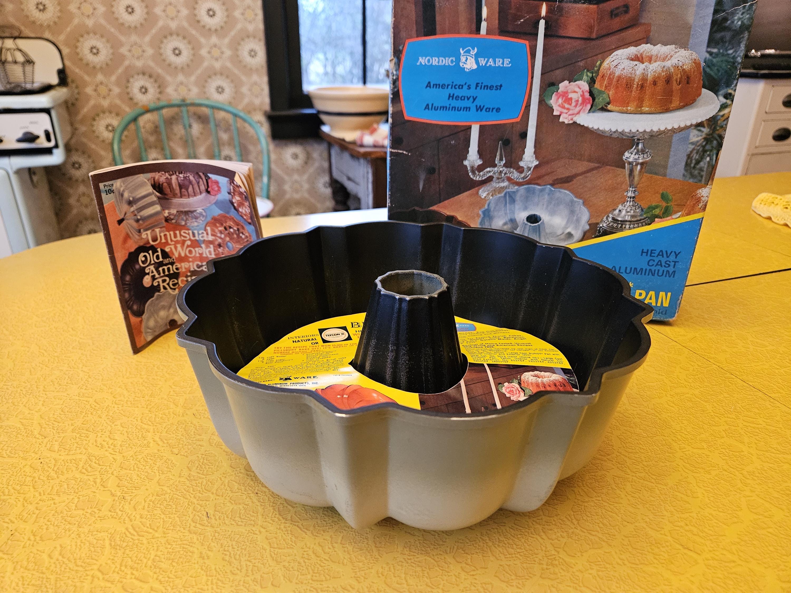 Vintage Avocado Green Bundt Cake Pan in Box, 12 Cup Nordic Ware