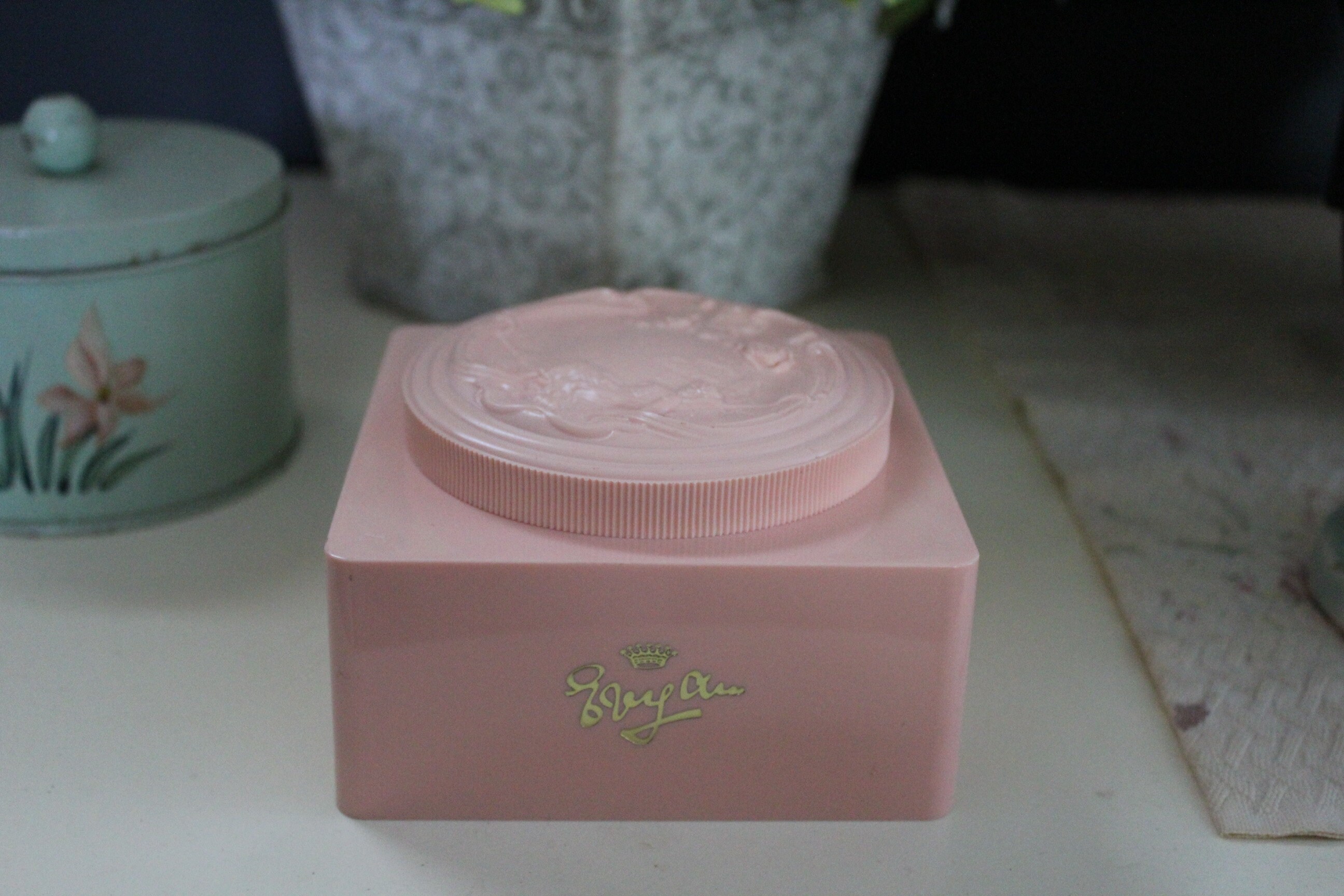Vintage Full Evyan Pink Powder Box With White Shoulders Dusting