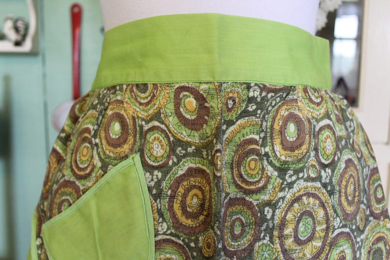 Retro Apron 1970s Mod Green Apron Vintage Apron for Your Retro Kitchen Two Sided Apron Reversible Avocado Green Half Apron