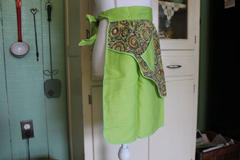 Retro Apron 1970s Mod Green Apron Vintage Apron for Your Retro Kitchen Two Sided Apron Reversible Avocado Green Half Apron