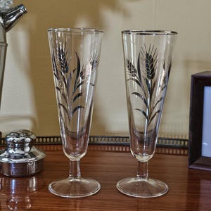 Vintage Pair of Pilsner Glasses with Silver Wheat, Tall Prairie Wheat Beer Glasses, Tap Beer Glasses, Craft Beer Glasses, Midcentury Barware