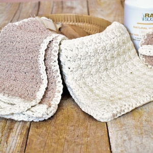Peut inclure: Trois éponges de bain en crochet de couleur beige et blanche. Les éponges sont faites de fibres naturelles et sont conçues pour exfolier la peau.