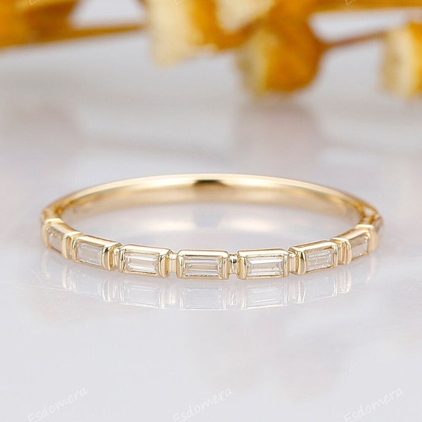 Minimalistisk guldring, lågprofilerad baguette moissanit brudring, elegant baguette stapelring, briljant moissanit vigselring för henne