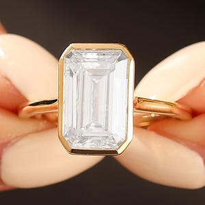 Länglicher 5ct Smaragdschliff Brilliant Moissanite Solitaire Ring, Bezel Set Brautjubiläum Ring, Hochzeit Vorschlag Ring, Gelbgold Ring