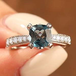 Kissenschliff 1.1CT Natürlicher Londoner Blauer Topas Ring, 14K Massiv Weißgold Topas Verlobungsring, Zarte Damenring, Braut Versprechen Ring