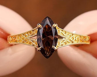 Anillo de compromiso con moissanita color marrón café, talla marquesa, solitario con cuatro puntas y brazo dividido, grabado a mano de estilo vintage.