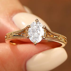 Art Deco-ring i 14 karat gult guld med filigranmoissanit och solitaire