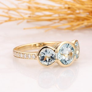 3 Stein Aquamarin Ring, 1,5 ct Rundschliff Aquamarin Verlobungsring, 14k Gelbgold Blauer Stein Ehering, Jahrestag Ring für Frau