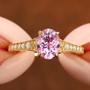 Einzigartiger Rosa Saphir Verlobungsring, Gelbgold Oval Saphir Moissanit Ring, Halbe Eternity Ring, Art Deco Versprechen Ring für Sie