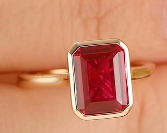 Anel de Noivado com Rubi Sintético Lapidado em Esmeralda, Gema Vermelha Solitária Cravejada em Bisel, Joia de Ouro Amarelo com Pedra de Nascimento de Julho - Presente de Compromisso
