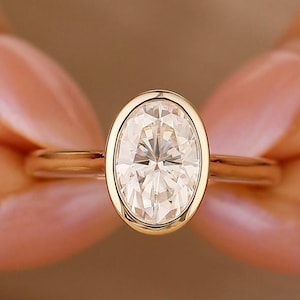 Anel de noivado com aro de moissanita com corte oval alongado, anel de casamento com aro de ouro amarelo maciço 14K, anel solitário oval, presente de aniversário para ela