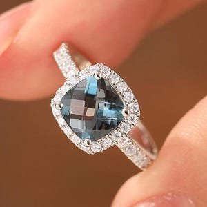 London Blauer Topas Ring, Kissen Schachbrettschliff 2CT Topas Verlobungsring, Halo Ring, Weißgold Ehering, Art Deco Brautring