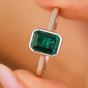 Vintage Emerald Engagement Ring, Unique Promise Ring For Women, Bridal Anniversary Ring, May Birthstone Ring, 2CT Emerald Solitaire Ring