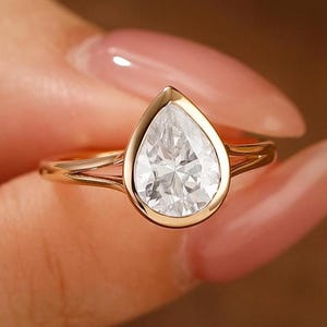 Anello di fidanzamento con moissanite taglio a pera da 1,36 ct incastonata a castone, anello da sposa con gambo diviso, regalo di anniversario, anello solitario con moissanite a goccia immagine 1