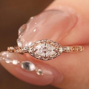 Anel de Moissanita com Corte Oval de 3 x 5 mm e Gravação Floral, Delicado Anel de Noivado/Aniversário para Mulheres, Anel de Noivado com Cravação em Ouro Maciço