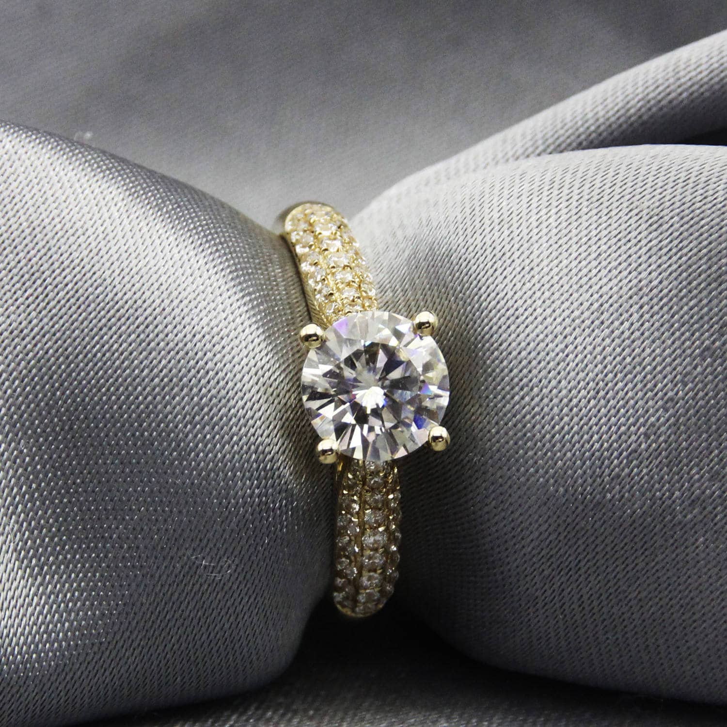 Future Style 1 Carat Moissanite Side Stone Ring
