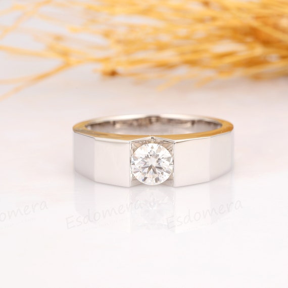 Fede Nuziale Uomo In Argento 925 Con Moissanite Canale 1 Ct &ndash; Placcato Oro Giallo 14K, Animas Jewels