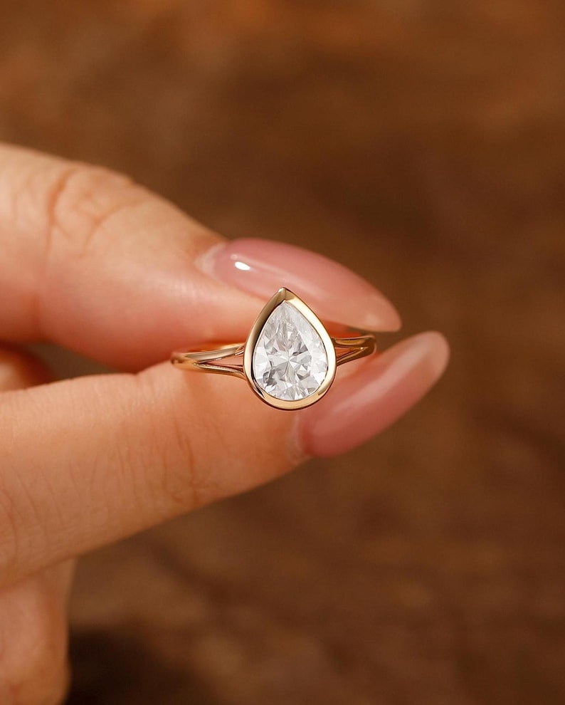 Anello di fidanzamento con moissanite taglio a pera da 1,36 ct incastonata a castone, anello da sposa con gambo diviso, regalo di anniversario, anello solitario con moissanite a goccia immagine 1