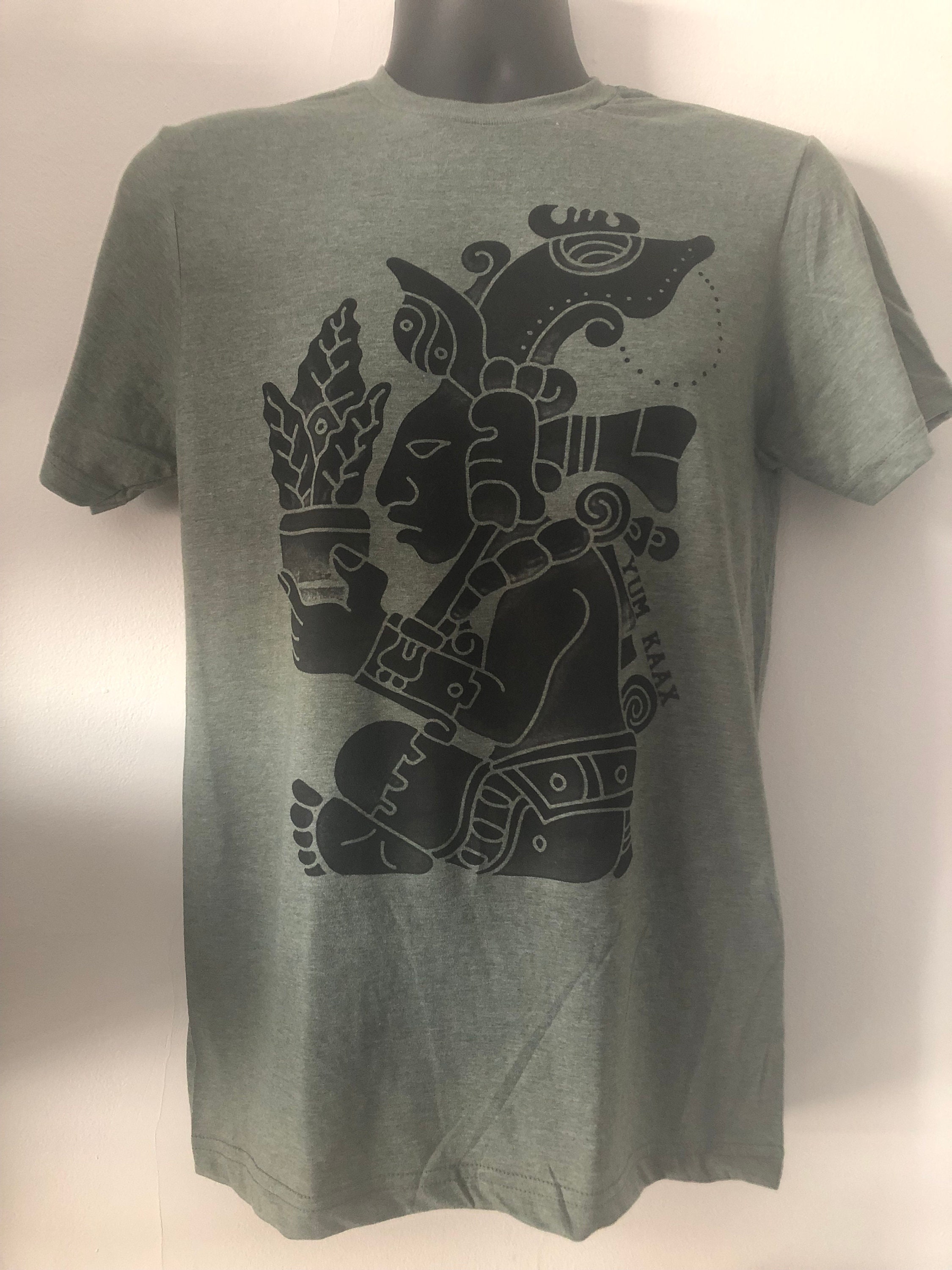 CAMISETA YUM KAAX Nombre maya Yukatek para el dios de la vegetación silvestre y guardián de sus animales.