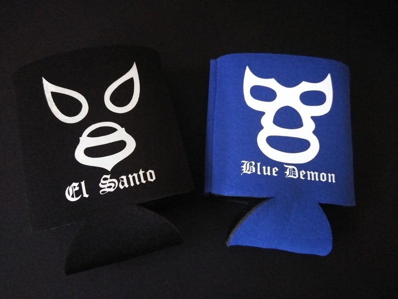 Pu&ograve; includere: Due refrigeratori per lattine in schiuma nera e blu con disegni di maschera da wrestling bianca. Il refrigeratore nero ha stampato "El Santo". Il refrigeratore blu ha stampato "Blue Demon".