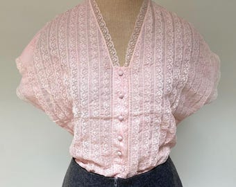 Vintage 1940s blouse women M 4 6 blush pale pink lace 40s 30s 1930s 50s 1950s sheer chiffon V neck evening button up back pin-up pinup top