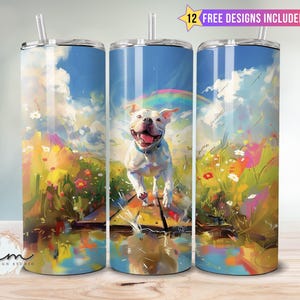 Pode incluir: Um copo de aço inoxidável com um design colorido que apresenta um cão branco correndo por um campo de flores. O cão está sorrindo e tem um arco-íris atrás. O copo é perfeito para conter bebidas quentes ou frias.