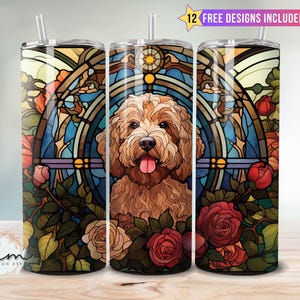 Puede incluir: Un vaso de acero inoxidable con un diseño de vidriera de colores que presenta un perro y rosas. El diseño recuerda a una ventana de iglesia.
