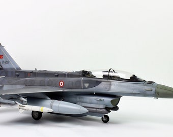 1/32 built F-16D Block 50+ Lockheed Martin Fighting Falcon Viper