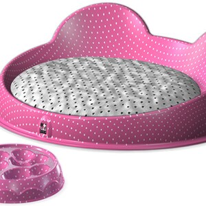 Puede incluir: Cama para mascotas de color rosa con un patr&oacute;n de lunares blancos y un coj&iacute;n extra&iacute;ble gris con lunares. Tambi&eacute;n se incluye un cuenco rosa a juego con cinco compartimentos.