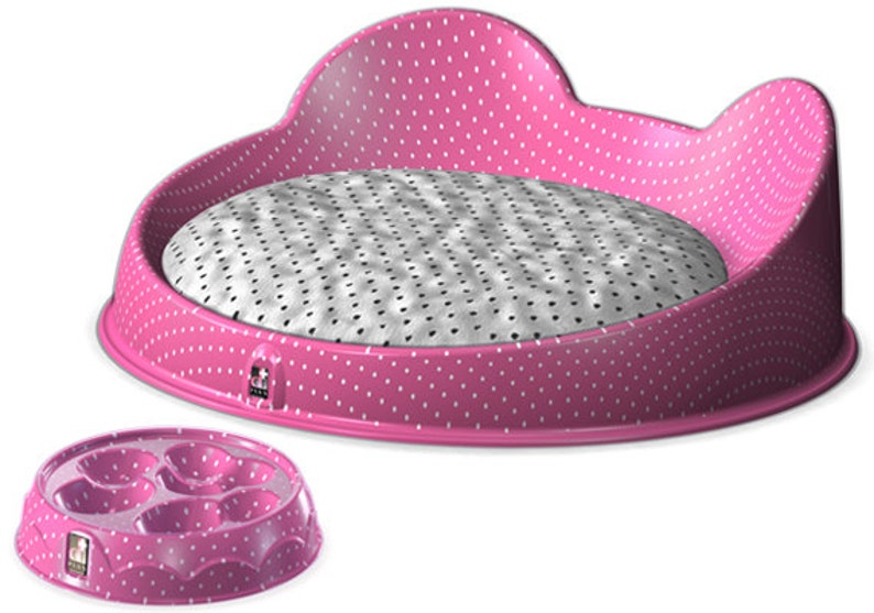 Puede incluir: Cama para mascotas de color rosa con un patr&oacute;n de lunares blancos y un coj&iacute;n extra&iacute;ble gris con lunares. Tambi&eacute;n se incluye un cuenco rosa a juego con cinco compartimentos.