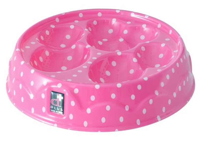Puede incluir: Taz&oacute;n de pl&aacute;stico rosa para mascotas con lunares blancos y cuatro secciones de alimentaci&oacute;n separadas. El taz&oacute;n tiene un borde elevado y el texto "di PLUS Made in EU" en la parte inferior.