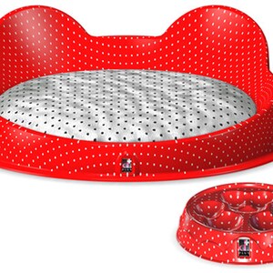Puede incluir: Cama para mascotas de color rojo con lunares blancos y un coj&iacute;n extra&iacute;ble. La cama tiene un borde elevado y dos reposacabezas en forma de orejas. Tambi&eacute;n se muestra un cuenco de comida a juego de color rojo con lunares blancos y cinco compartimentos separados.