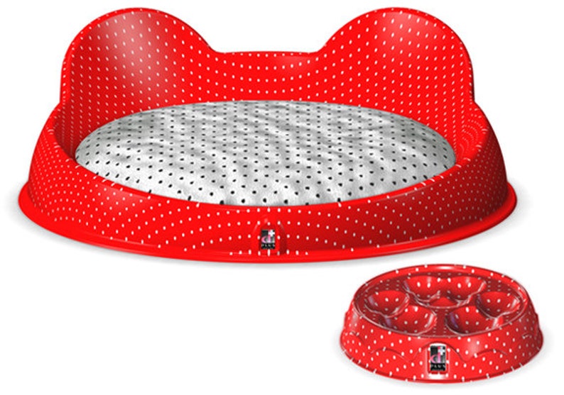Puede incluir: Cama para mascotas de color rojo con lunares blancos y un coj&iacute;n extra&iacute;ble. La cama tiene un borde elevado y dos reposacabezas en forma de orejas. Tambi&eacute;n se muestra un cuenco de comida a juego de color rojo con lunares blancos y cinco compartimentos separados.