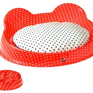 Puede incluir: Cama para perro de lunares rojos y blancos con un coj&iacute;n extra&iacute;ble. La cama tiene forma de rect&aacute;ngulo redondeado con dos orejas redondeadas en la parte superior.