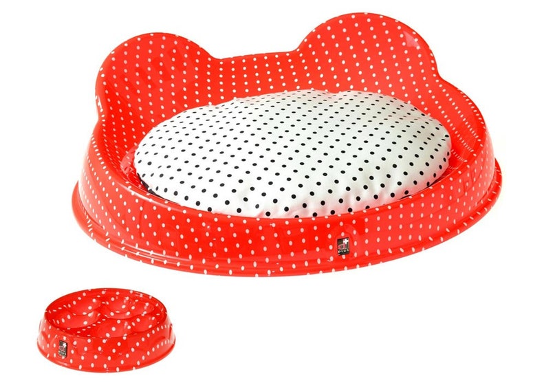 Puede incluir: Cama para perro de lunares rojos y blancos con un coj&iacute;n extra&iacute;ble. La cama tiene forma de rect&aacute;ngulo redondeado con dos orejas redondeadas en la parte superior.