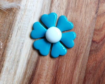 Retro Flower Brooch Handmade in Teal and White Resin, 60s 70s Style Daisy Pin, Vintage Style Spring Wedding Jewellery, Unique Birthday Gift