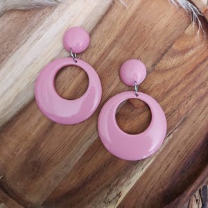 Retro Pink Resin Hoop Earrings: 1950s Rockabilly Style