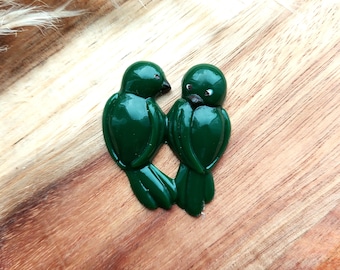 Bakelite inspired Lovebirds Brooch, 40s 50s Style Novelty Pin, Deep Green Bird Pin, Resin Jewelry.