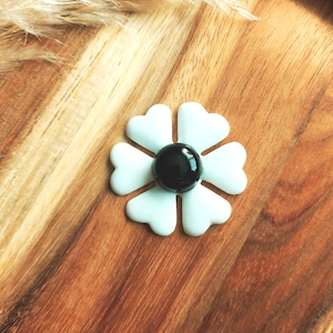 Retro White and Black Flower Brooch: Handmade Resin Daisy Pin